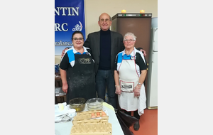 M. Alliot, de la mairie de St Quentin, avec nos cuisinières..