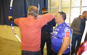 Bruno attentif à ses archers débutants