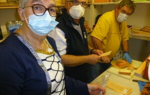 la découpe du fromage pour les distributions. Nicole,François et Eric