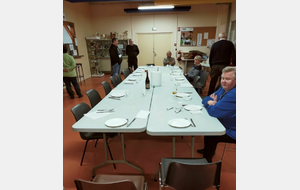 Et on met la table pour le PPCP (pain, pâté, cornichons, pinard. Tradition instituée par notre Prez') 