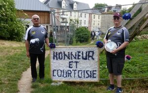 François et Jean Pierre avec l'assiette commémorative.
