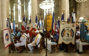 plus de 260 drapeaux dans l'église.