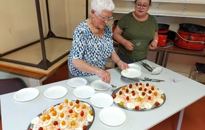 Christiane et Carmen prêtes pour le service