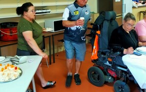 François au service. Il maîtrise la tireuse à bière comme un chef, qu'il est d'ailleurs.