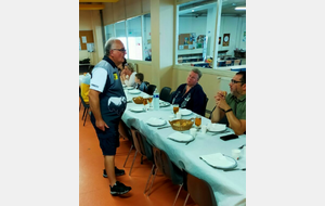 François en serveur. "vous buvez quoi?"