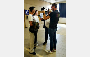 Clothilde venue essayer le tir à l'arc et qui est interviewée par MaTélé