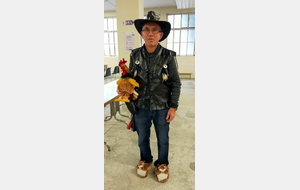 un cowboy sympa et sa mascotte Cocorico.