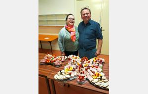 Carment et Christian devant le buffet réalisé par eux