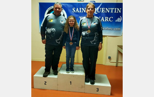 Cléa, future archère, qui teste le podium. 