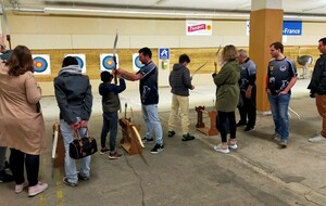 Tout l'après midi des archers confirmés du club ont initié des familles au tir à l'arc.