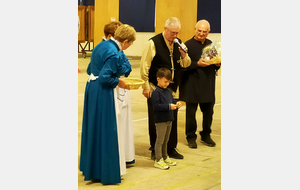 une petite main innocente pour le tirage de la tombola.