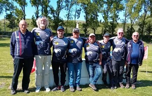 A gauche, jean Paul arbitre à Steene avec les archers Saint quentinois.