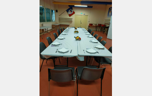 une belle table, campée par Françoise