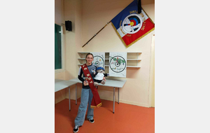 Léna avec notre nouvelle mascotte Robin sacrée Reine du club