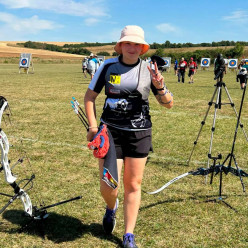Lilou sur la plus haute marche à Chézy en Oxoix